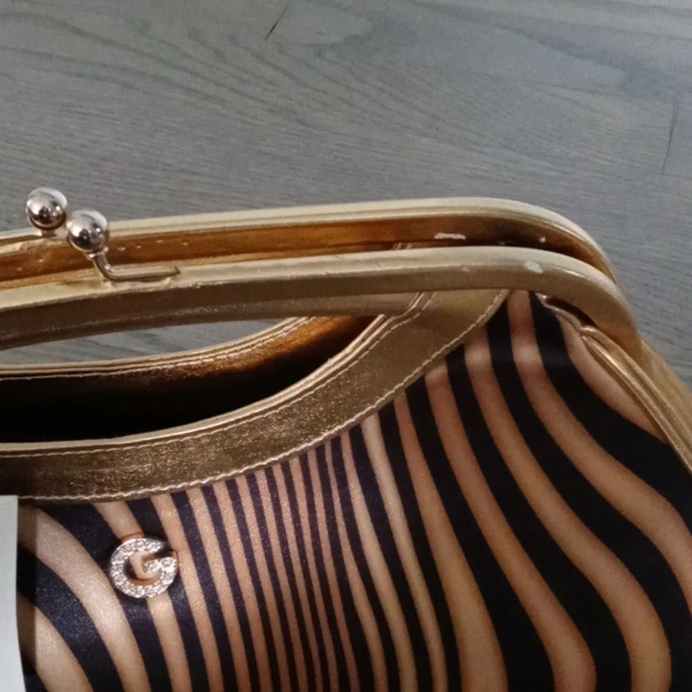 Guess gold and black purse vintage - Picture 8 of 8